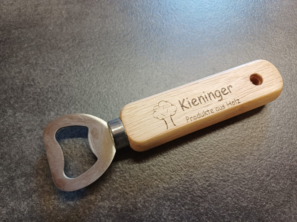Handgefertigter Flaschenöffner aus Holz – originelles Geschenk für Bierliebhaber.
Flaschenöffner mit Firmenlogo.