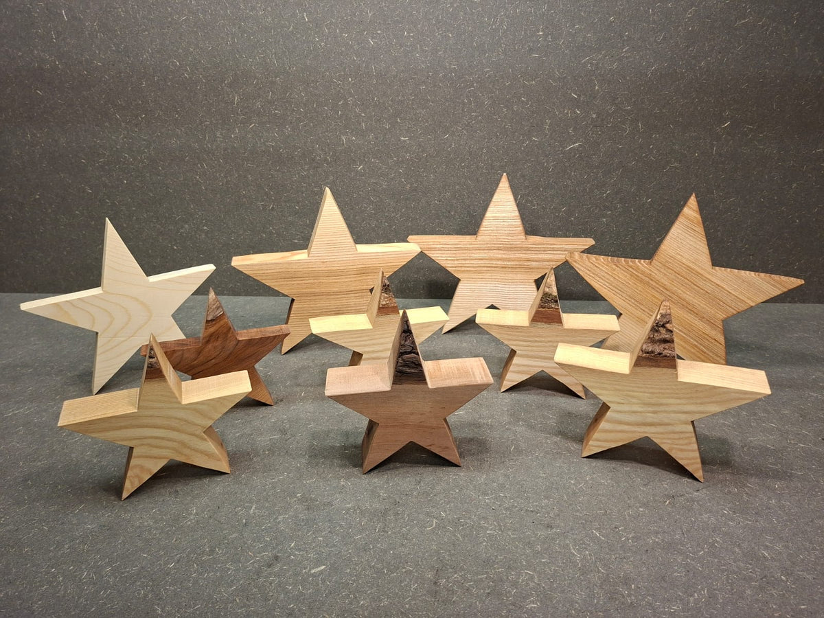 Handgefertigter Holzstern zum Aufstellen als natürliche Weihnachtsdekoration aus Holz.