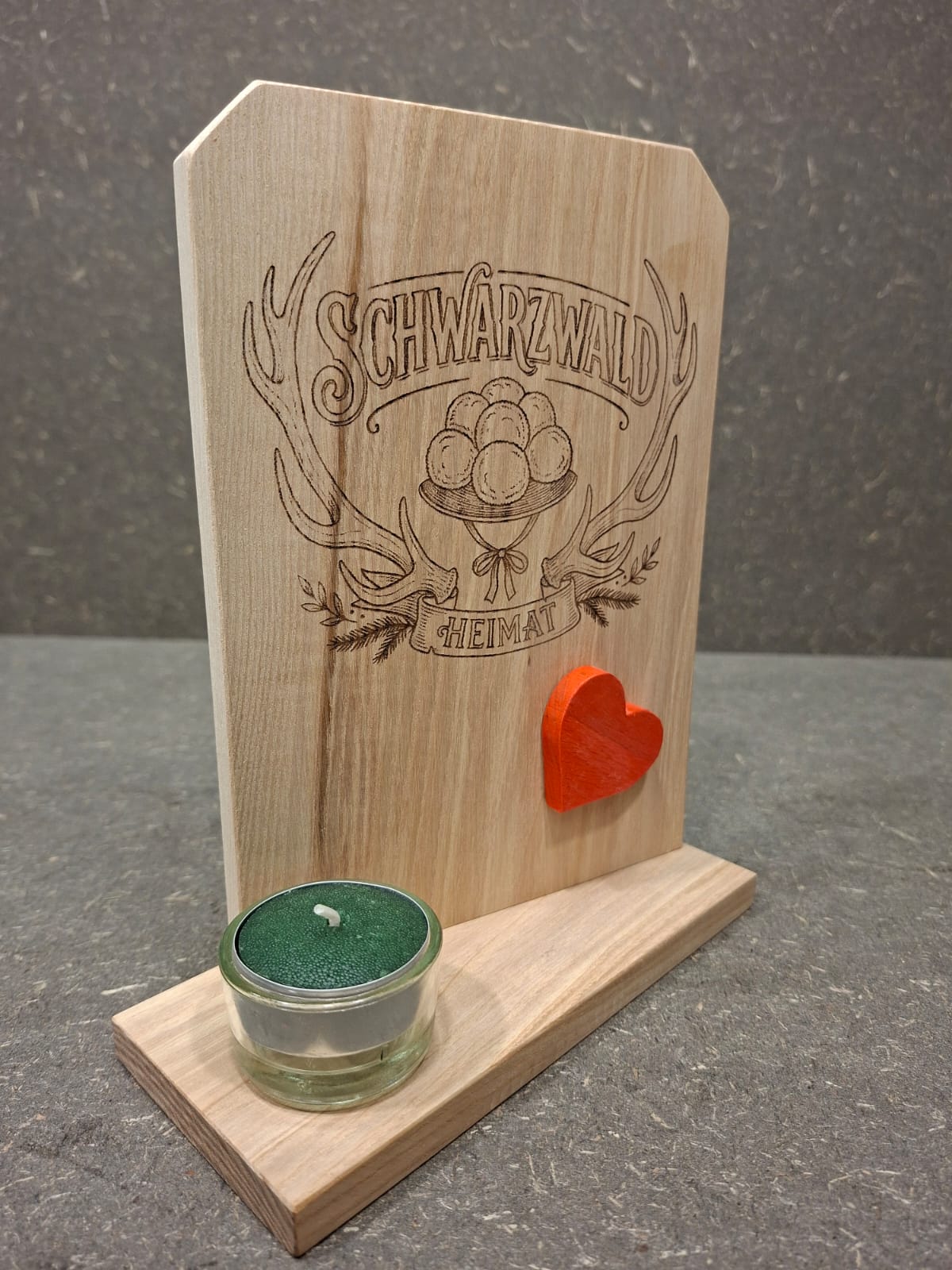 Handgefertigter Schwarzwald Teelichthalter aus Holz mit Gravur „Schwarzwald Heimat“, Holzherz und Teelicht.