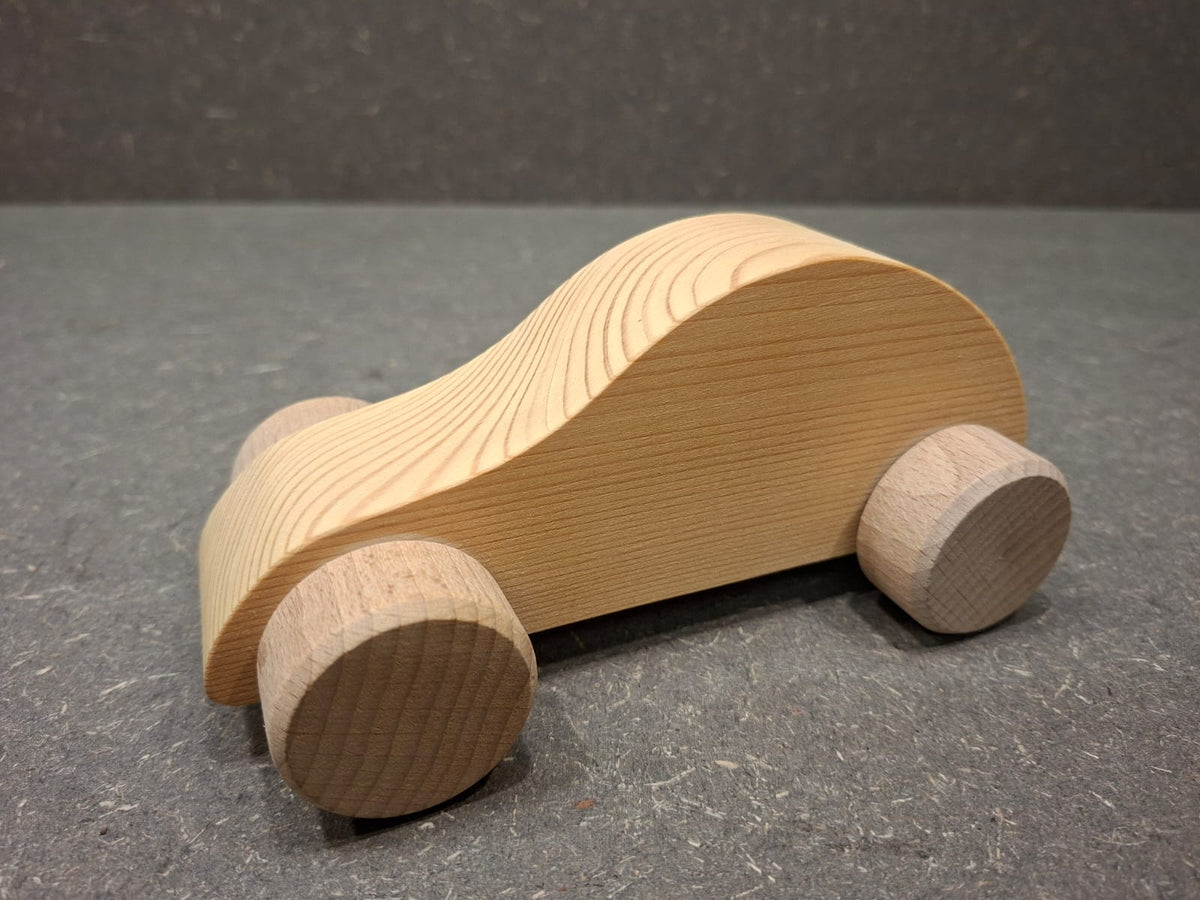Handgefertigtes Holzauto aus Fichtenholz mit drehbaren Buchenholzrädern für Kleinkinder.
Natur.