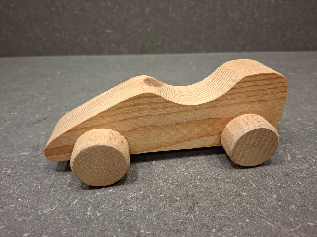 Handgefertigtes Holzauto aus Fichtenholz mit drehbaren Buchenholzrädern für Kleinkinder.
Natur.