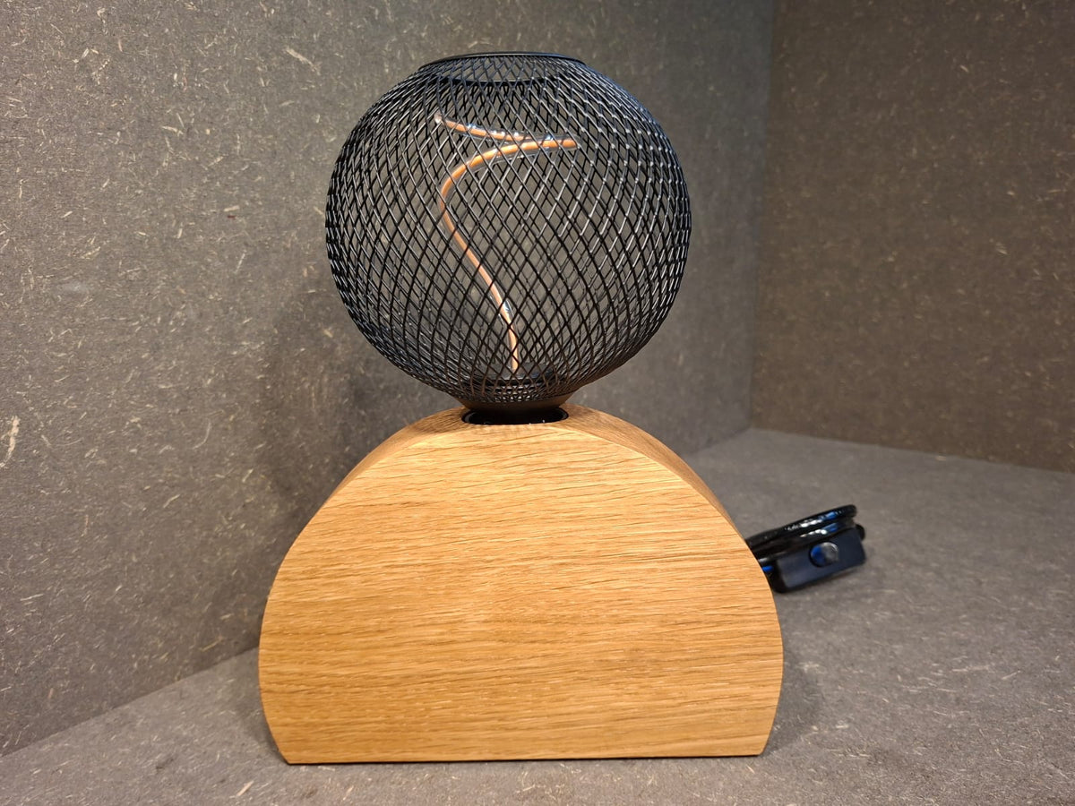 Handgefertigte Tischlampe aus geöltem Eschenholz mit schwarzer Gitterkugel