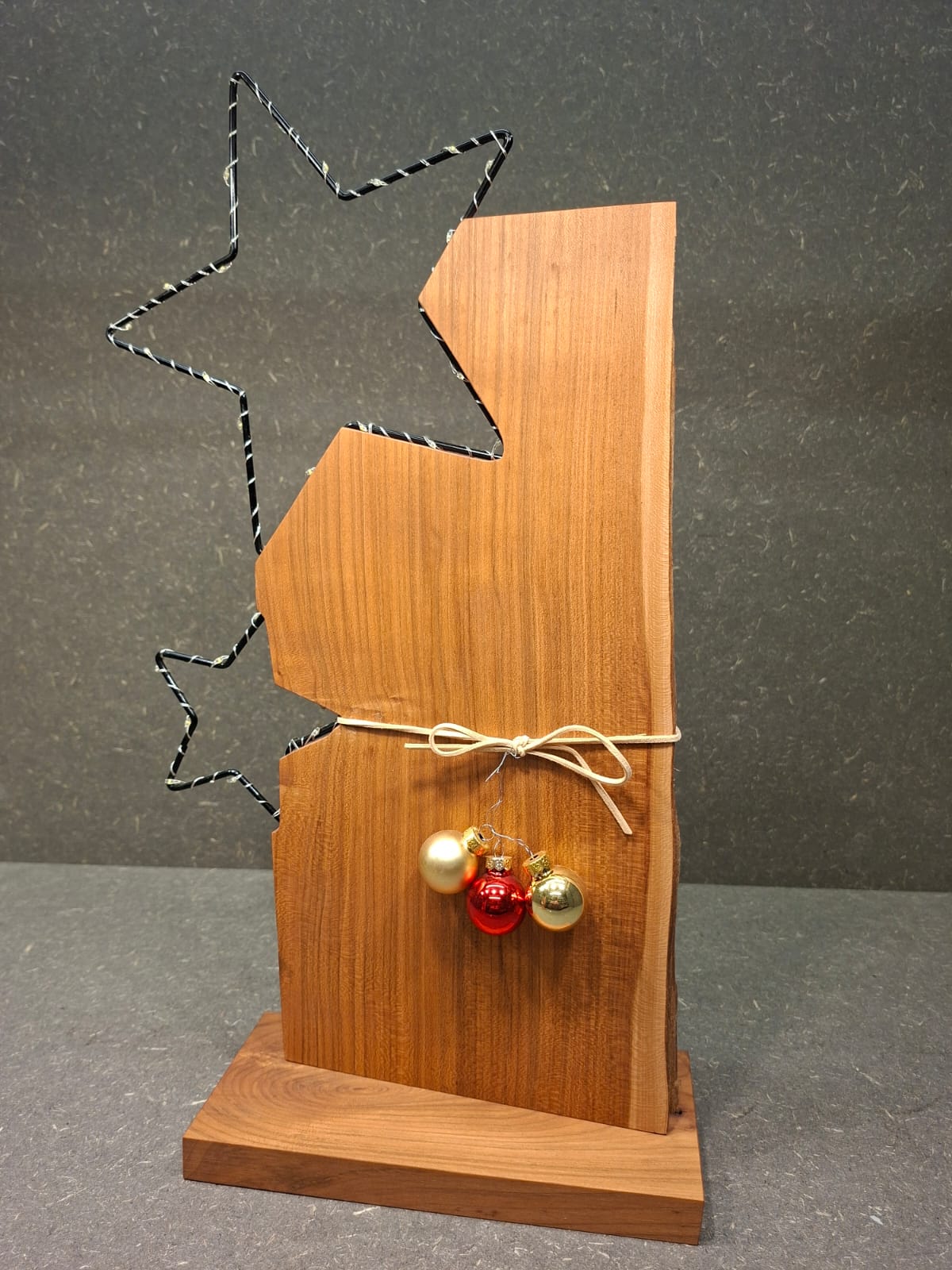 Handgefertigter Holzstern aus Kirschholz oder Eschenholz mit LED-Lichterkette als stimmungsvolle Weihnachtsdekoration.