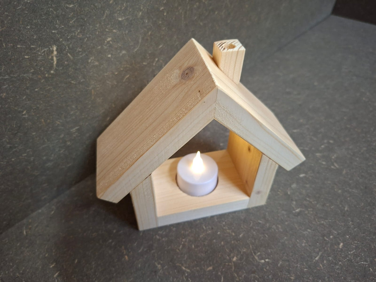 Rustikales Holzhäuschen aus Fichte und Kiefer mit warm leuchtendem LED-Licht, handgefertigte Holzdeko.