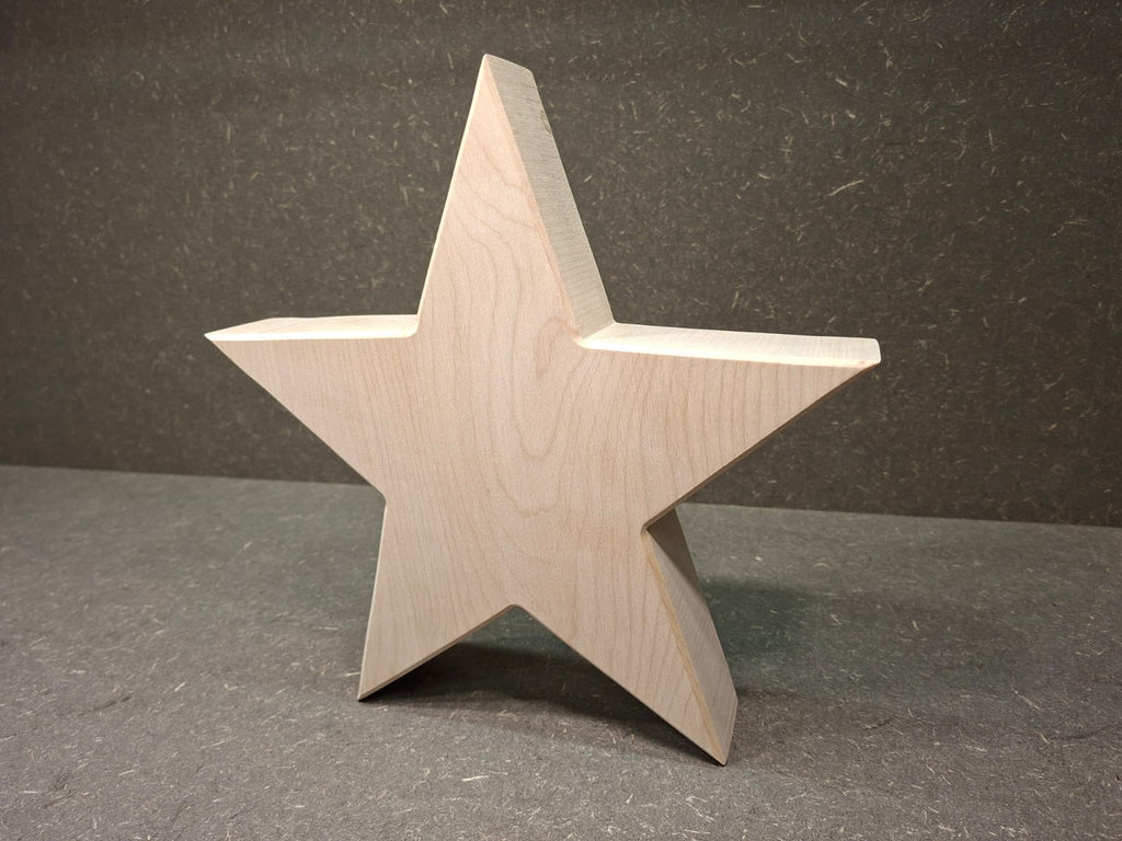 Handgefertigter Holzstern aus geöltem Lindenholz zum Aufstellen als natürliche Weihnachtsdekoration.