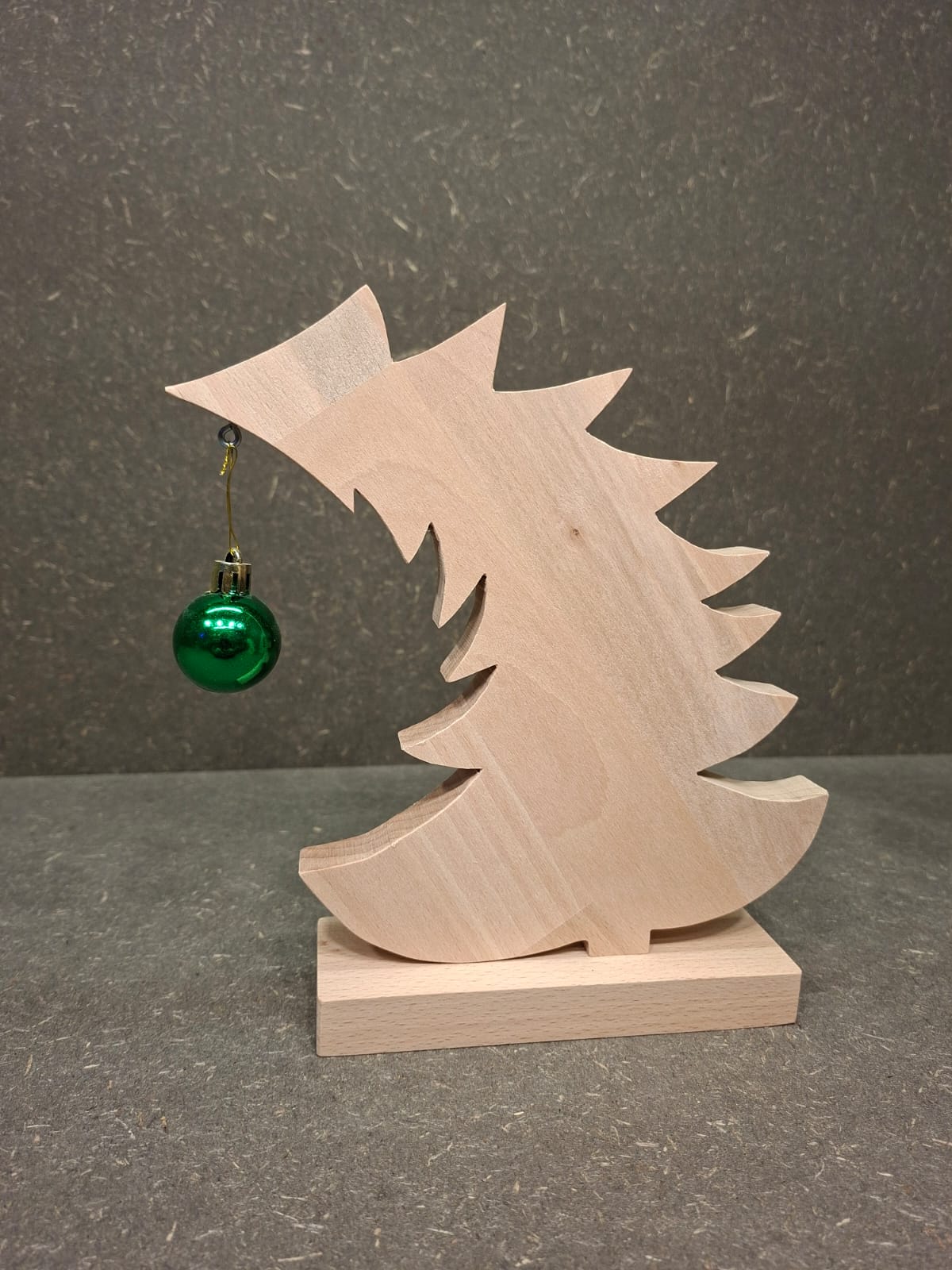 Handgefertigter schwebender Weihnachtsbaum aus Buche-Leimholz mit schwebender Christbaumkugel.
