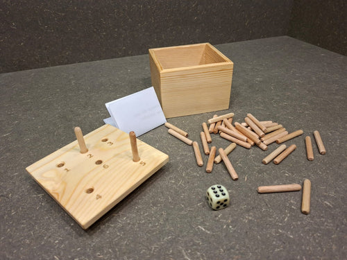 Handgefertigtes 6er Würfelspiel aus heimischen Hölzern mit Würfel und Holzdübeln.