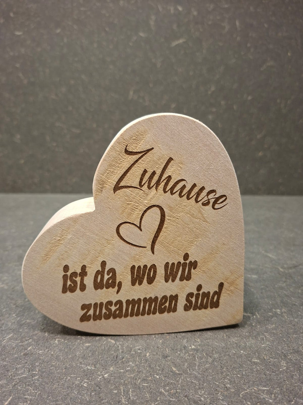 Handgefertigtes Holzherz aus heimischen Hölzern mit graviertem Spruch als dekorative Geschenkidee.