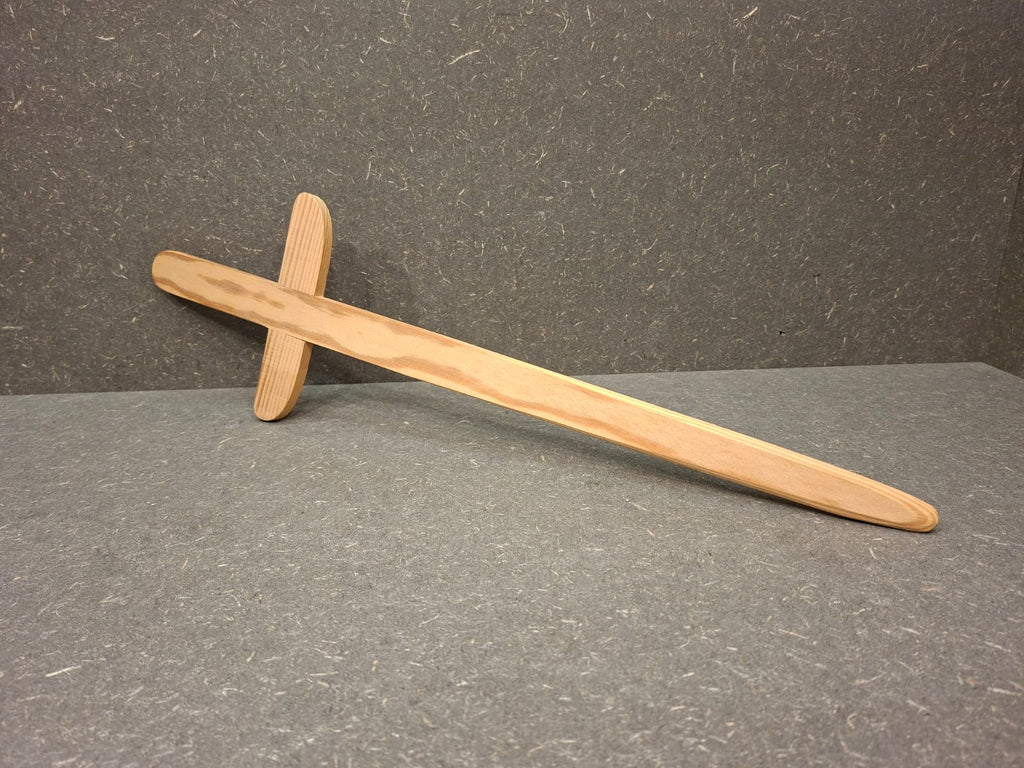 Handgefertigtes Holzschwert aus naturbelassenem Kiefernholz für Kinder.