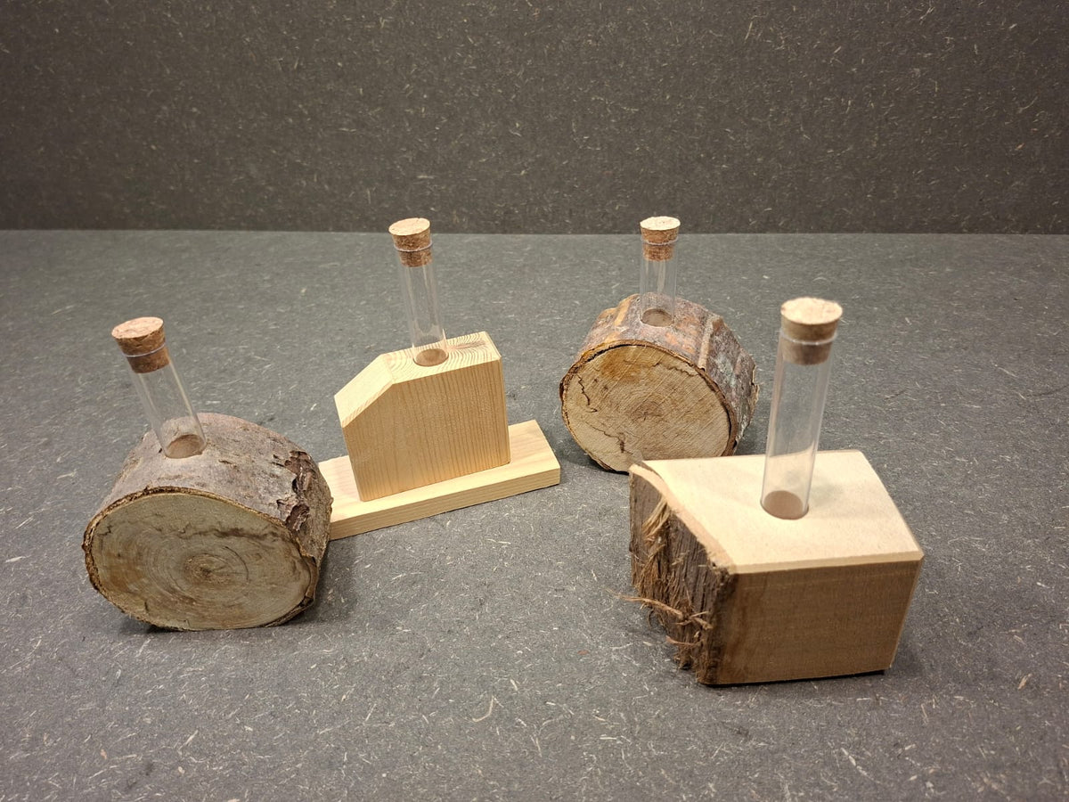 Handgefertigte Holzvase aus heimischen Hölzern mit Reagenzglas und Korken für Blumen oder Trockenblumen.