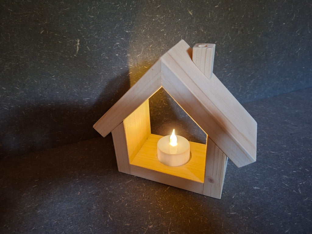 Rustikales Holzhäuschen aus Fichte und Kiefer mit warm leuchtendem LED-Licht, handgefertigte Holzdeko.