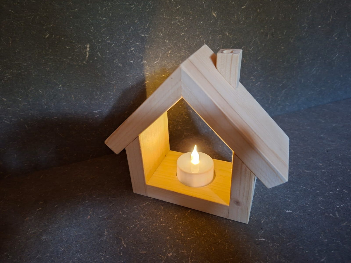 Rustikales Holzhäuschen aus Fichte und Kiefer mit warm leuchtendem LED-Licht, handgefertigte Holzdeko.