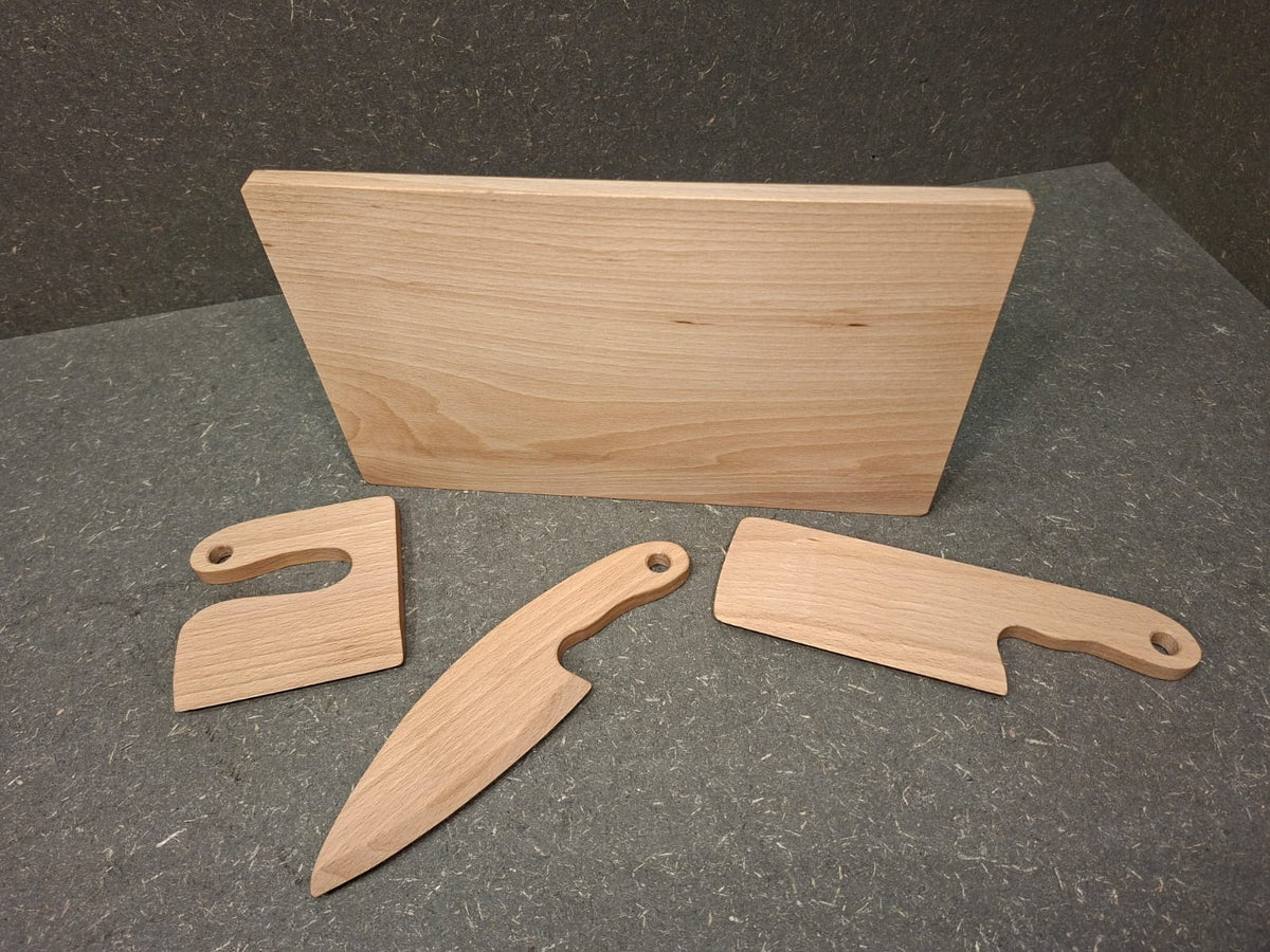Handgefertigtes Vesperbrett aus Buche mit Holzmessern aus massivem Buchenholz in verschiedenen Varianten.