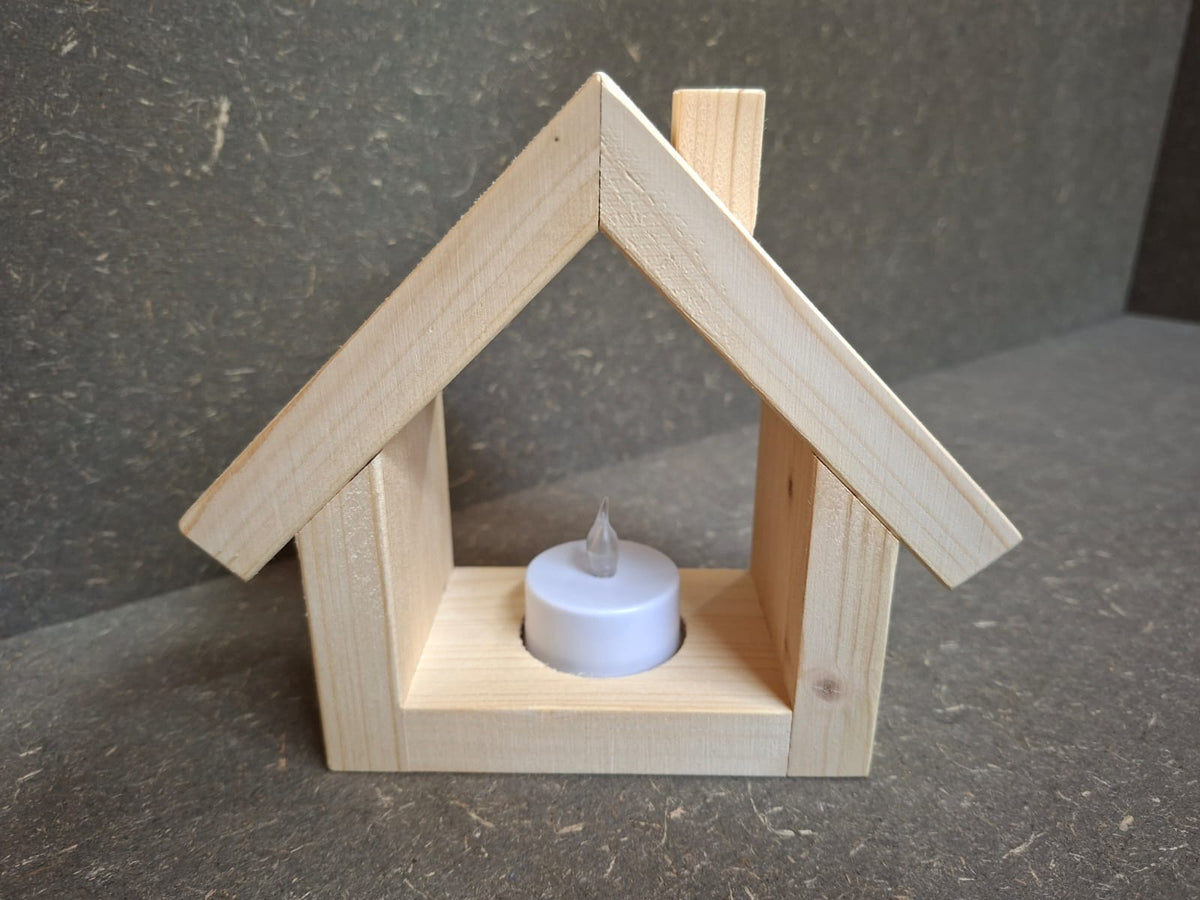 Rustikales Holzhäuschen aus Fichte und Kiefer mit warm leuchtendem LED-Licht, handgefertigte Holzdeko.