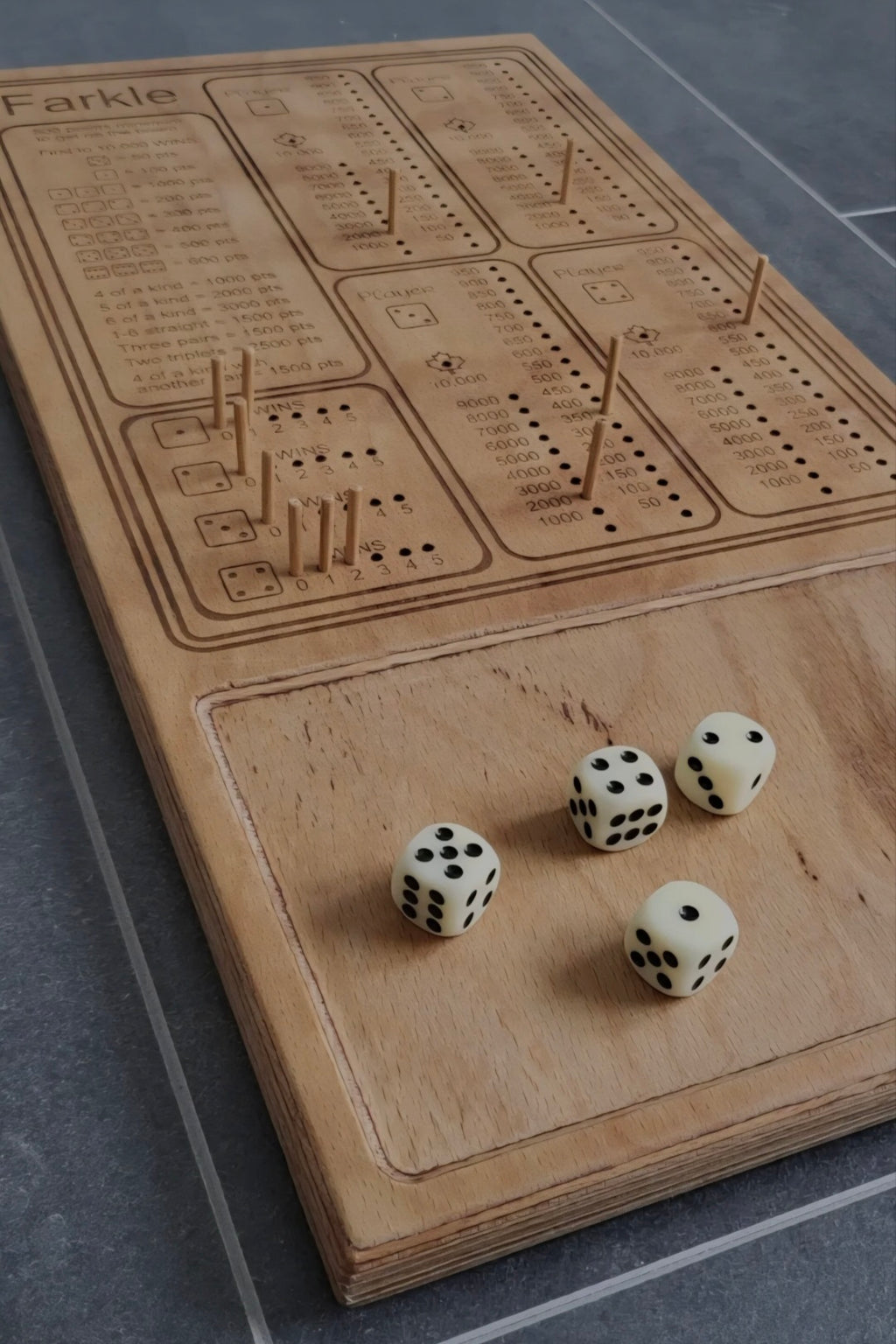 Handgefertigtes Farkle Würfelspiel aus Buche-Multiplex mit Würfeln und Holzstäbchen.