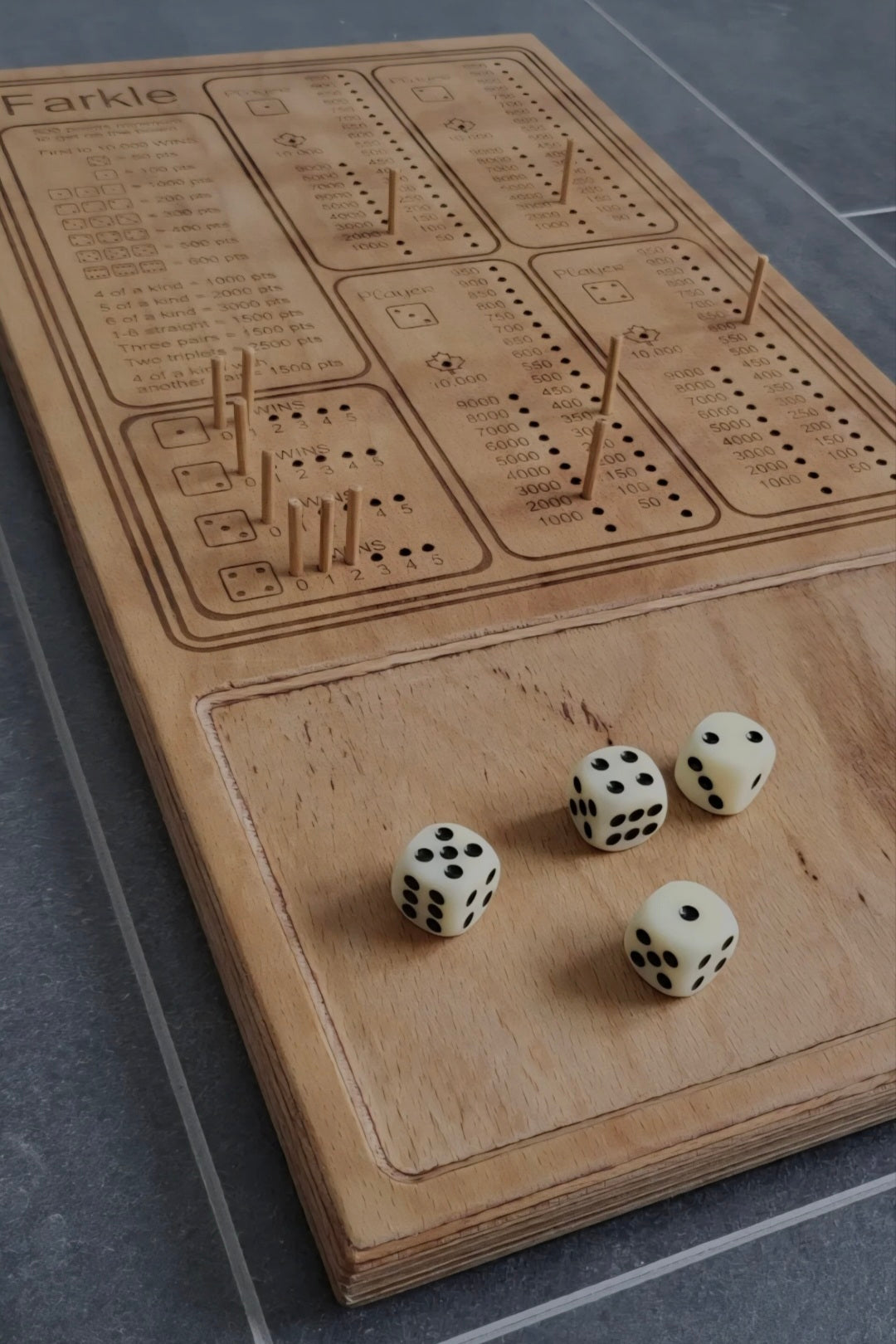 Handgefertigtes Farkle Würfelspiel aus Buche-Multiplex mit Würfeln und Holzstäbchen.