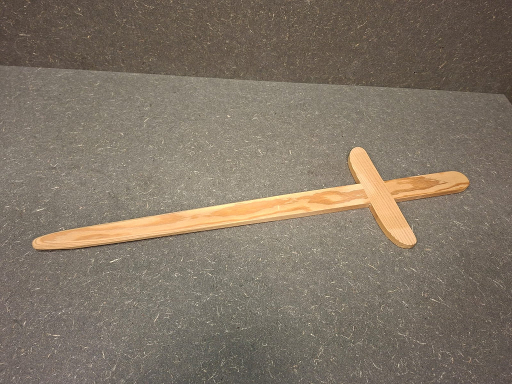Handgefertigtes Holzschwert aus naturbelassenem Kiefernholz für Kinder.