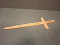 Handgefertigtes Holzschwert aus naturbelassenem Kiefernholz für Kinder.