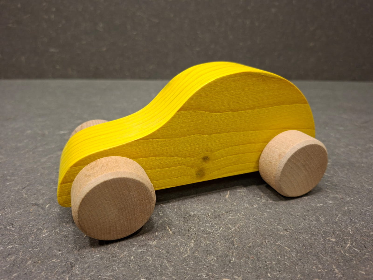 Handgefertigtes Holzauto aus Fichtenholz mit drehbaren Buchenholzrädern für Kleinkinder.
Gelb.