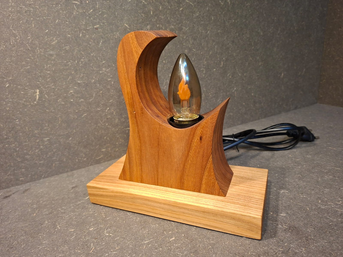 Handgefertigte Holzlampe Flammenzauber aus Walnuss und Esche mit warm flackerndem Licht in Flammenoptik. Lampe ohne Rinde.