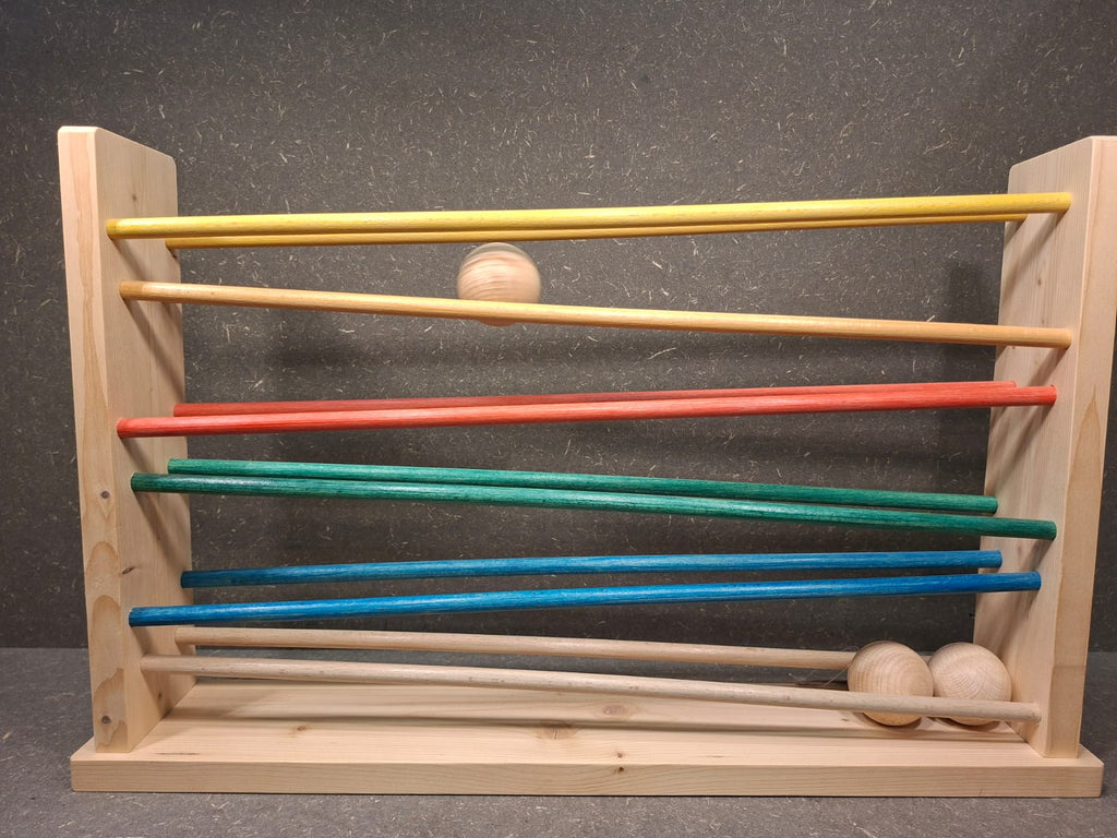Handgefertigte Kugelbahn aus Fichte und Buche mit extra großen Holzkugeln für Kleinkinder.