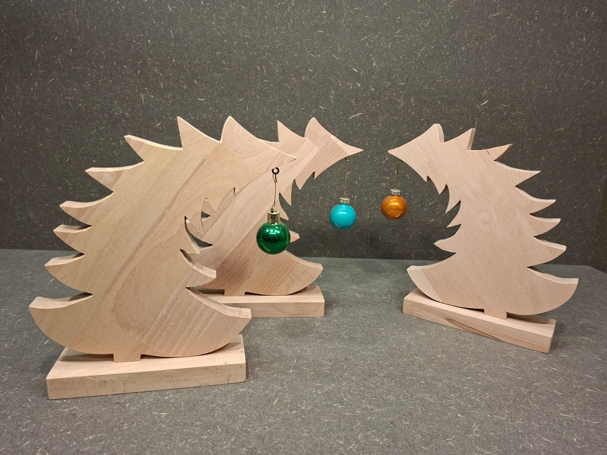 Handgefertigter schwebender Weihnachtsbaum aus Buche-Leimholz mit schwebender Christbaumkugel.