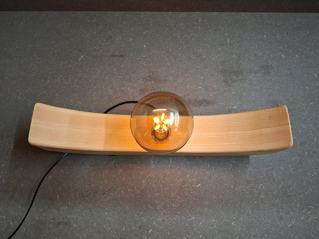 Design Lampenbogen aus geöltem Eschenholz mit flackerndem Licht