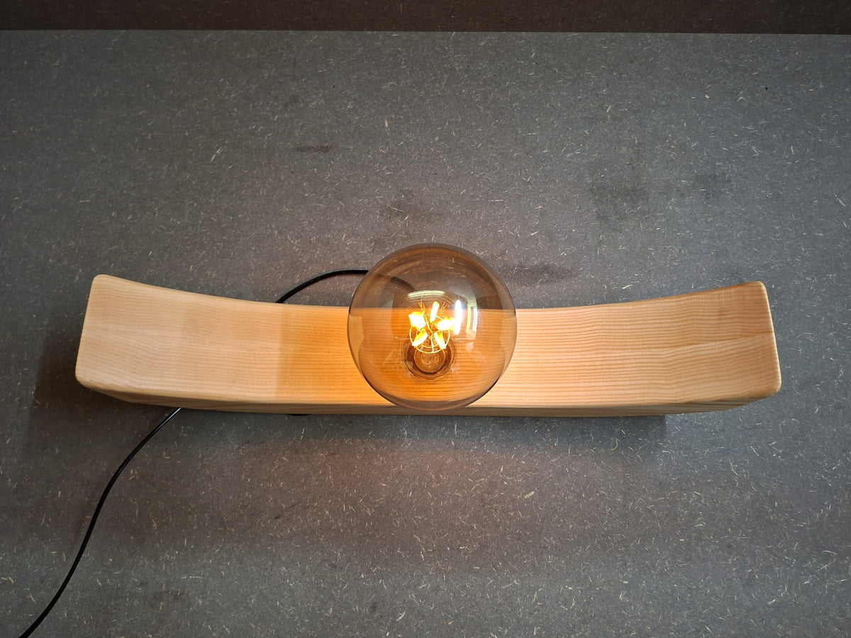 Design Lampenbogen aus geöltem Eschenholz mit flackerndem Licht