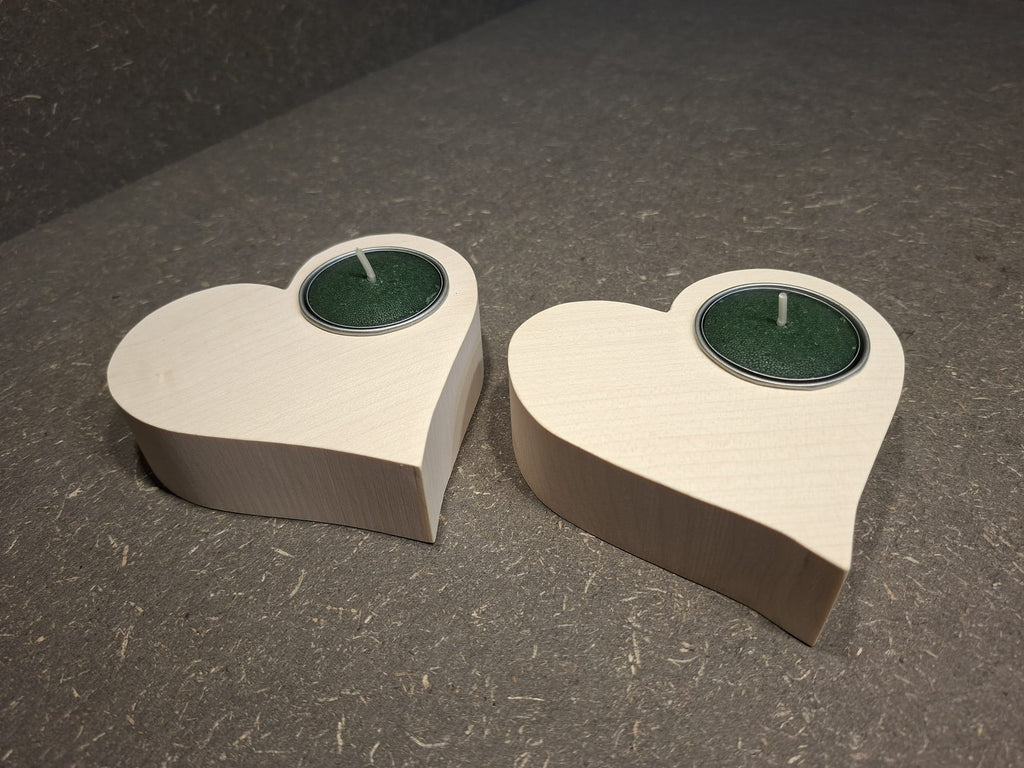 Handgefertigtes Teelichtherz aus geöltem Ahornholz, 100 × 100 × 33 mm, natürliche Holzdekoration.
