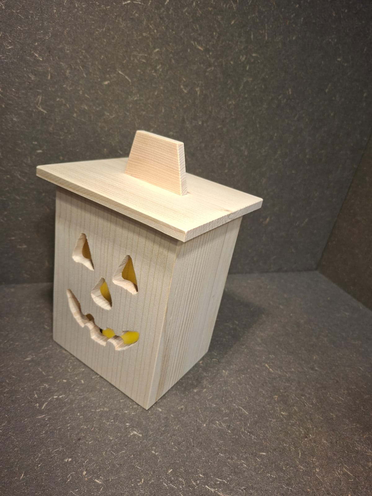 Halloween Laterne aus Holz mit LED und Kürbis-Motiv Seitenansicht.