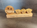 Handgefertigter Countdown-Zähler aus Buche-Leimholz mit drei Zahlenwürfeln und Wunschgravur. Ideal für Weihnachten, Rente, Urlaub und viele weitere Anlässe.
