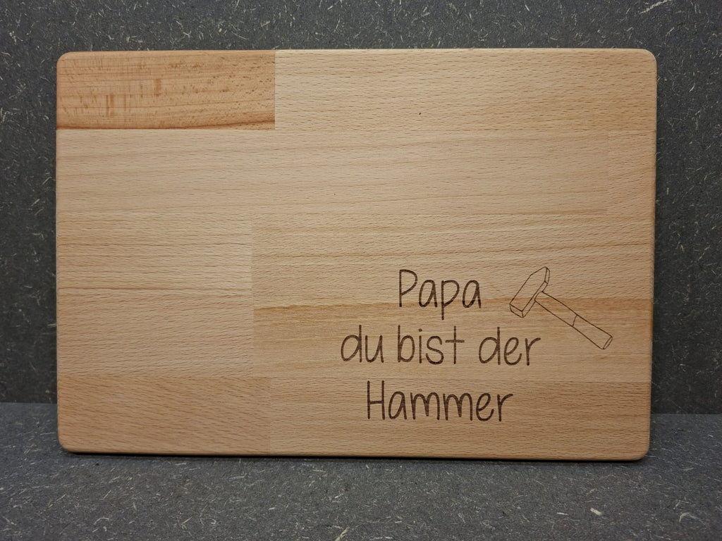 Handgefertigtes Schneidebrett aus Buchenleimholz mit individueller Gravur oder Firmenlogo.