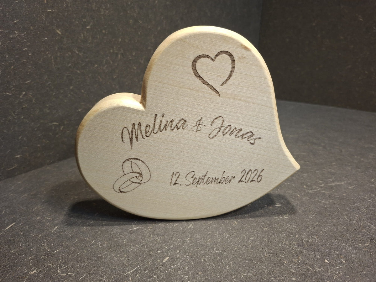 Handgefertigtes Hochzeitsherz aus Ahornholz mit individueller Wunschgravur – personalisiertes Geschenk zur Hochzeit. Mit Beispiel Gravur auf dem Bild.