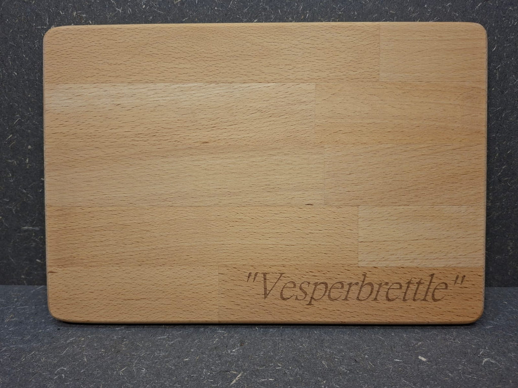 Handgefertigtes Schneidebrett aus Buchenleimholz mit individueller Gravur oder Firmenlogo.