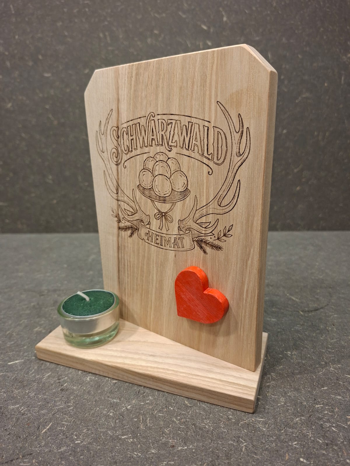 Handgefertigter Schwarzwald Teelichthalter aus Holz mit Gravur „Schwarzwald Heimat“, Holzherz und Teelicht.