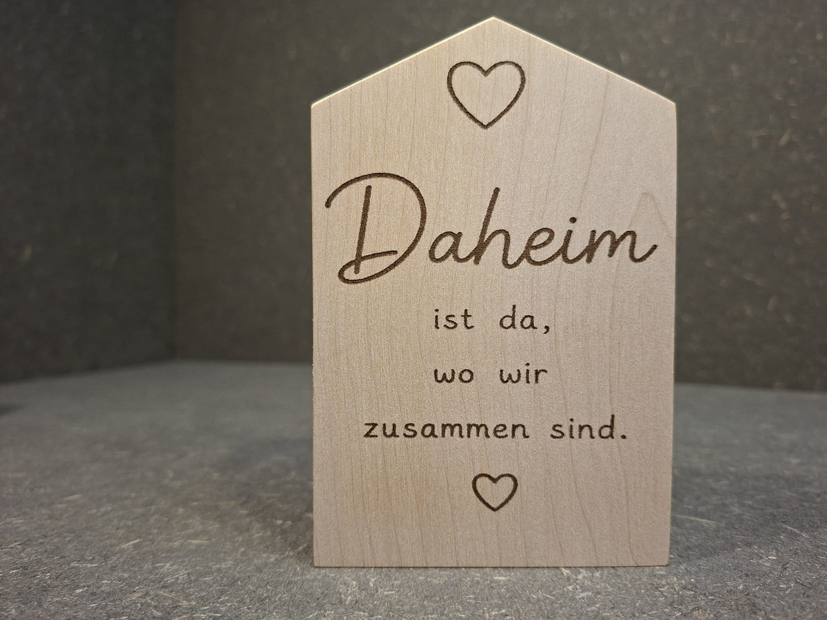 Dekohaus aus Ahornholz 
Daheim ist da, wo wir zusammen sind.