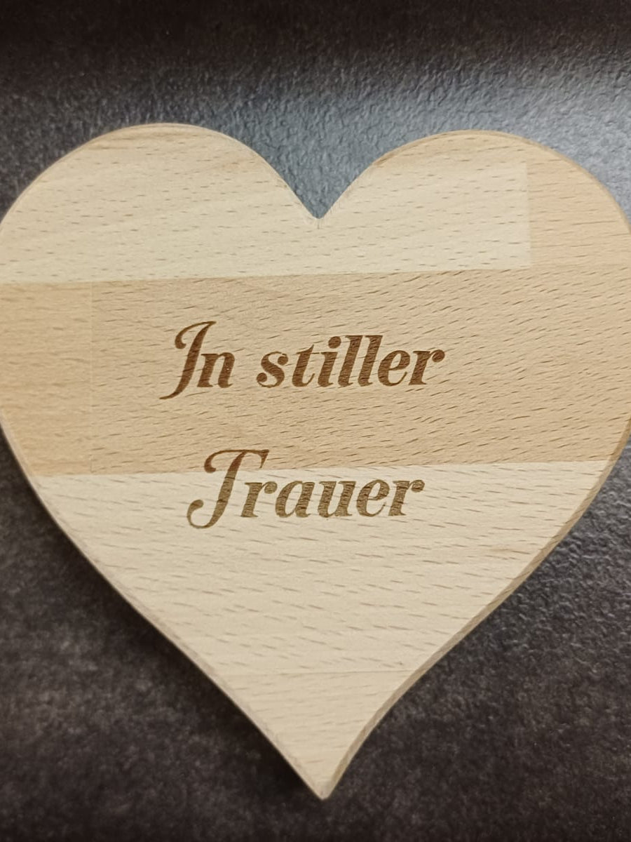 Handgefertigter Herz-Blumenstecker aus Buche-Leimholz mit Wunschgravur für Trauergestecke und Blumensträuße.