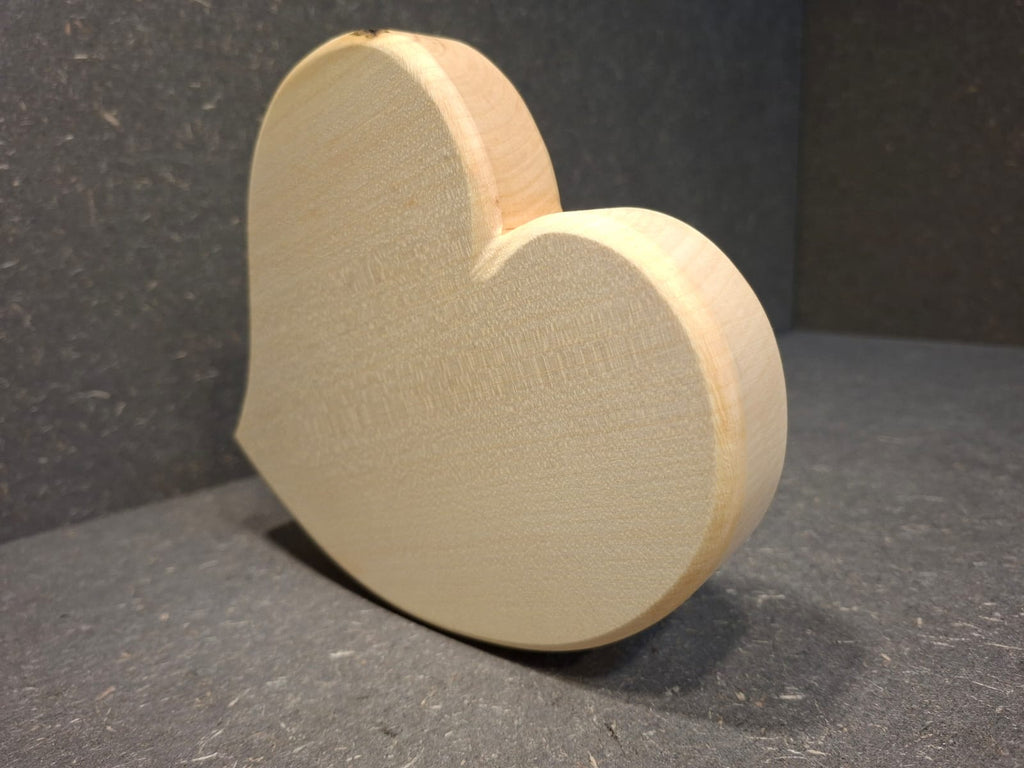 Handgefertigtes Hochzeitsherz aus Ahornholz mit individueller Wunschgravur – personalisiertes Geschenk zur Hochzeit.