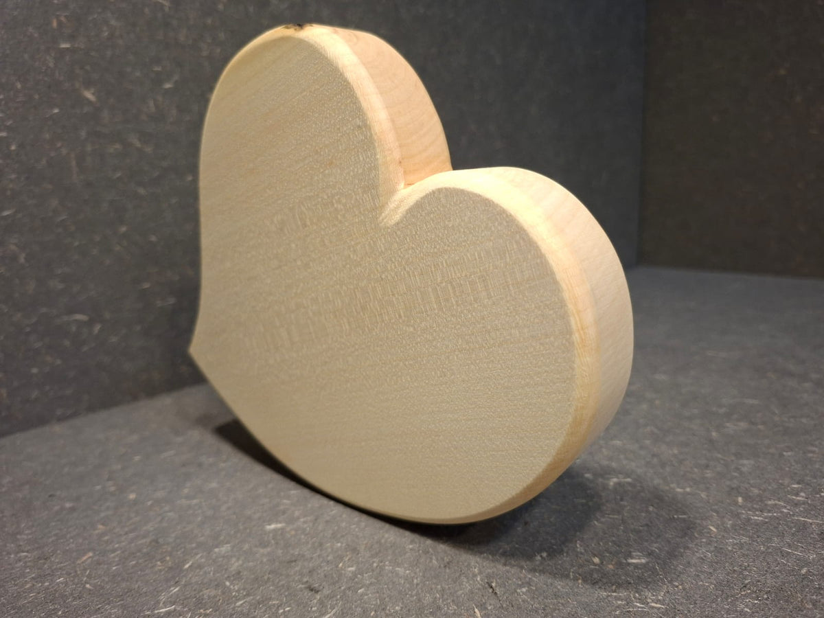 Handgefertigtes Hochzeitsherz aus Ahornholz mit individueller Wunschgravur – personalisiertes Geschenk zur Hochzeit.