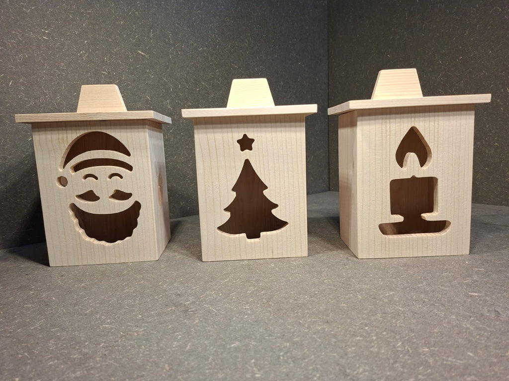 Drei handgefertigte LED-Weihnachtslaternen aus hellem Holz mit ausgesägten Motiven Weihnachtsmann, Tannenbaum und Kerze.
