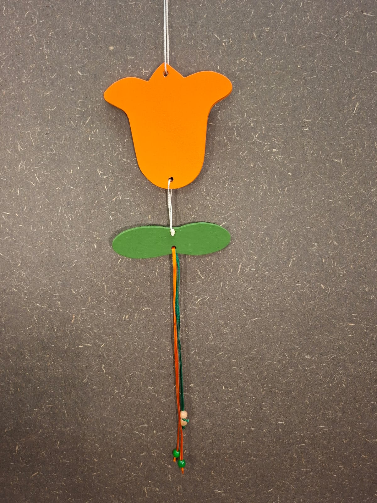 Handgefertigtes Tulpen-Mobile aus Holz mit bunten Holzkugeln und Seidenband für das Baby- und Kinderzimmer.
Tulpe orange.