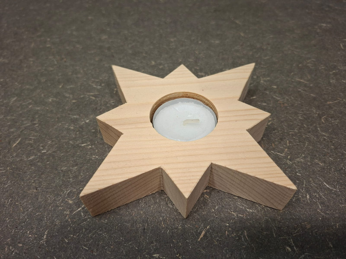 Handgefertigte Weihnachtsdeko aus heimischen Hölzern mit Teelichthalter als Stern oder Tannenbaum.
