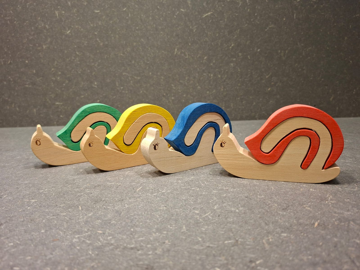Handgefertigte Holzschnecke mit bunt bemaltem Schneckenhaus als dekorativer Blickfang für Wohnbereich oder Kinderzimmer.