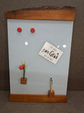 Weiße Glas-Magnettafel mit geöltem Kirschholz inklusive 3 Magnete, Kugelschreiberhalter mit Stift und Vasen-Set.