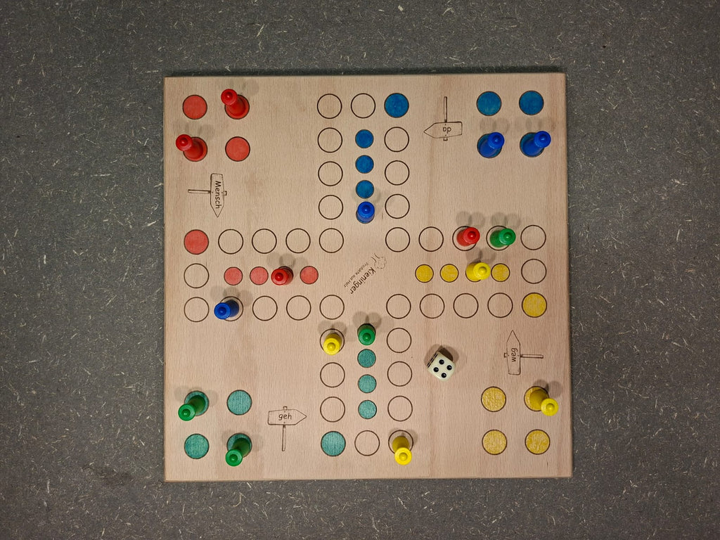 Handgefertigtes Brettspiel „Mensch geh weg da!“ aus Buche-Multiplex mit gravierten und handbemalten Spielfeldern.