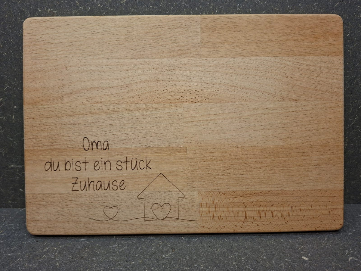 Handgefertigtes Schneidebrett aus Buchenleimholz mit individueller Gravur oder Firmenlogo.