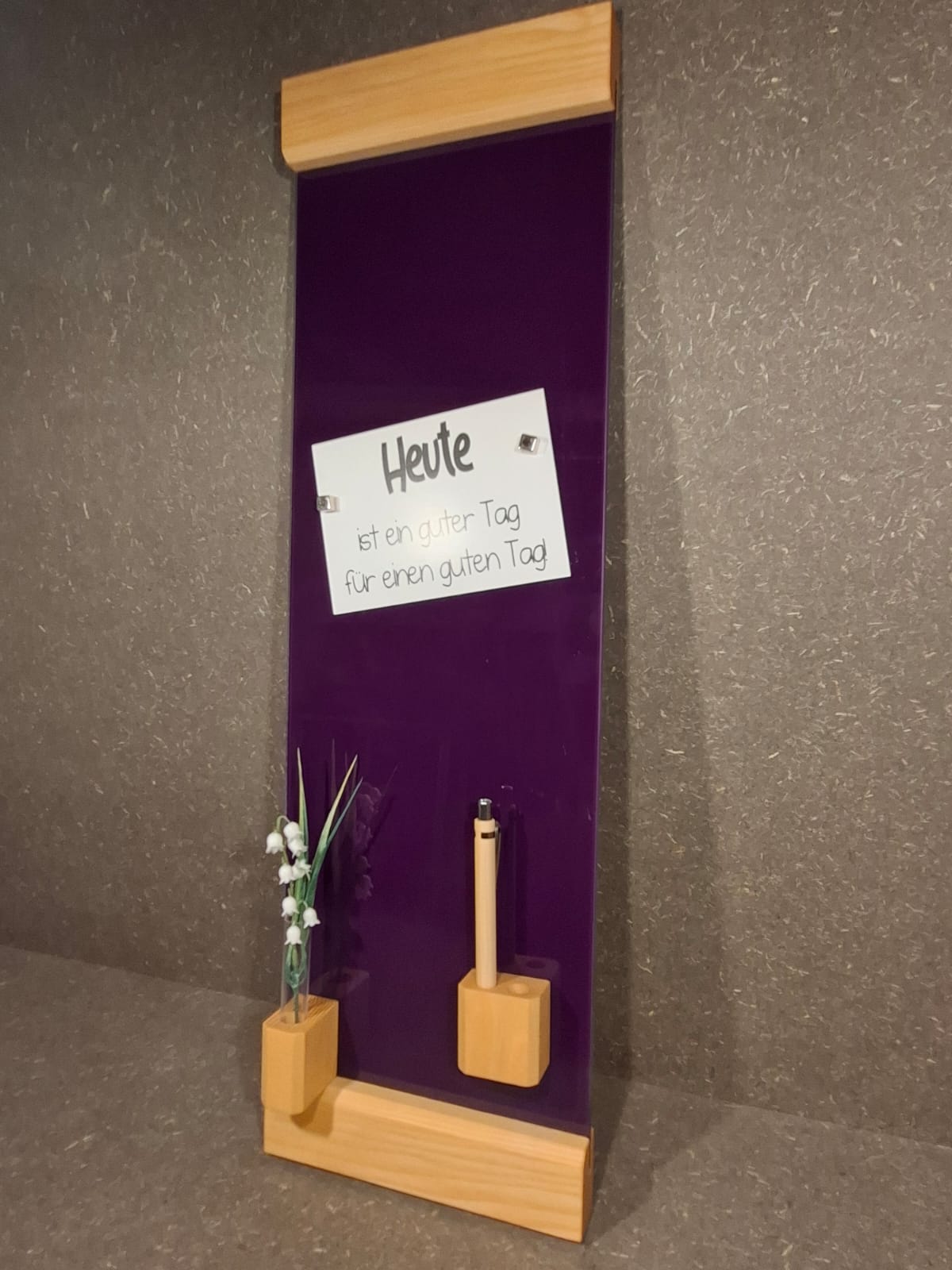 Violette Glas-Magnettafel mit geöltem Eschenholz inklusive 3 Magnete, Kugelschreiberhalter mit Stift und Vasen-Set.