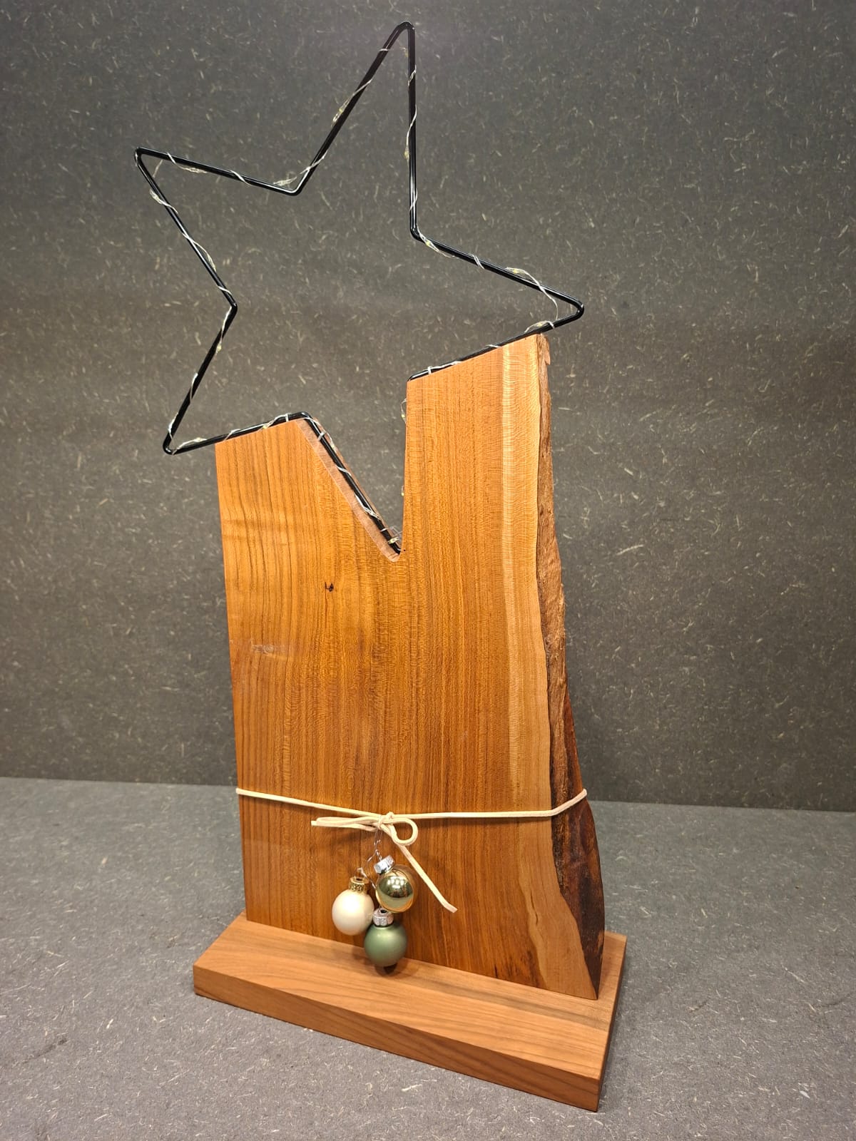 Handgefertigter Holzstern aus Kirschholz oder Eschenholz mit LED-Lichterkette als stimmungsvolle Weihnachtsdekoration.