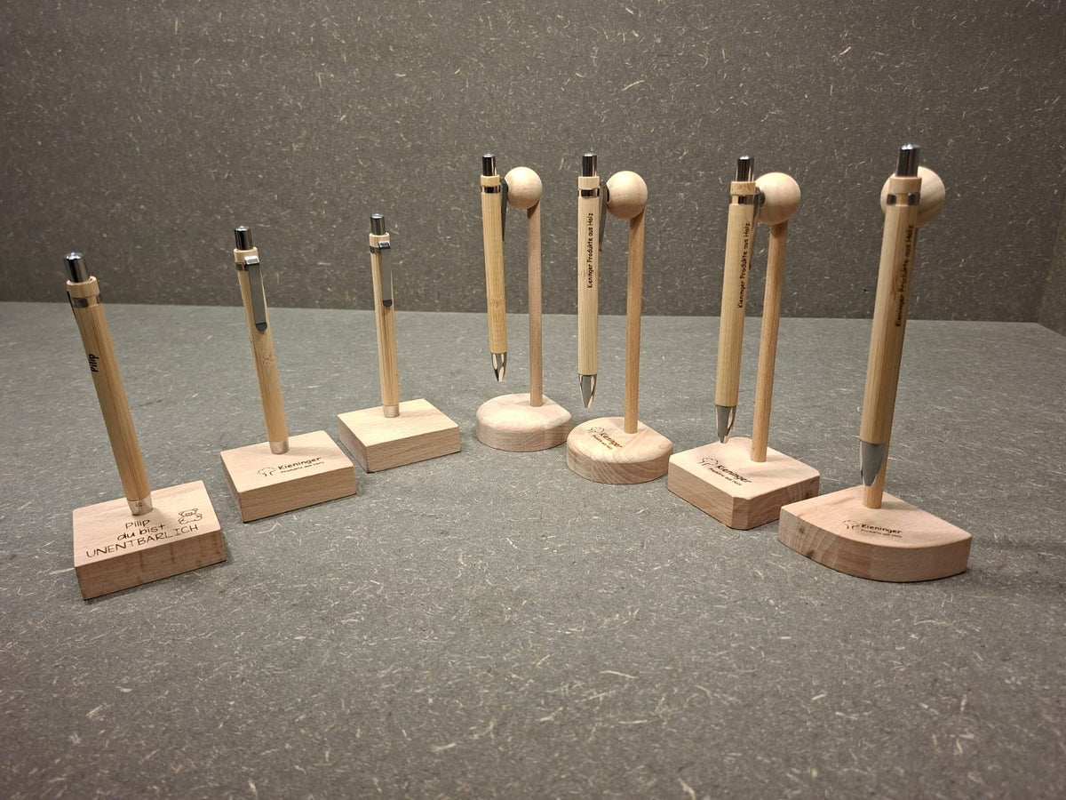 Handgefertigter Kugelschreiber und Kugelschreiberhalter aus Holz mit individueller Gravur.