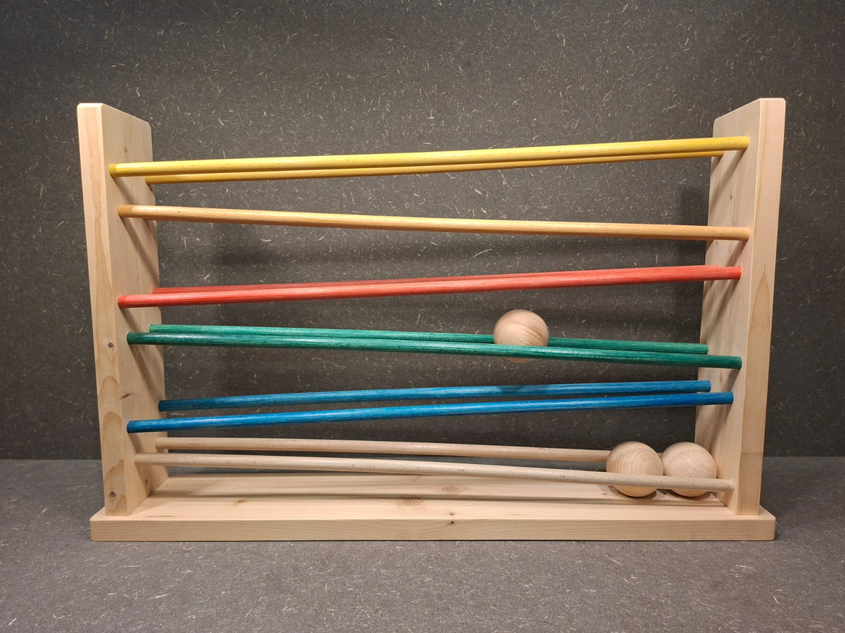 Handgefertigte Kugelbahn aus Fichte und Buche mit extra großen Holzkugeln für Kleinkinder.